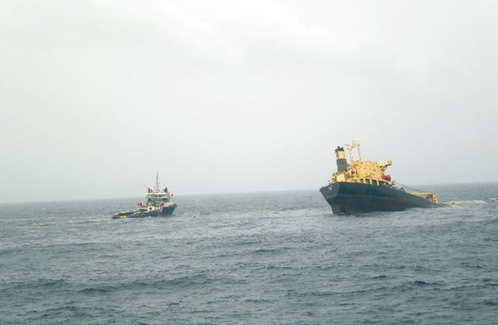 MV Rak spills oil; threatens Mumbai\'s coastline