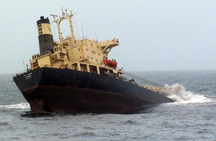 MV Rak spills oil; threatens Mumbai\'s coastline