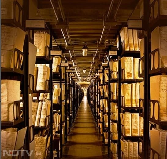 कहा जाता है कि इस दरवाज़ा में सदियों पुराने दस्तावेज़, गुप्त पत्र, राजाओं-पोप के निजी रिकॉर्ड और चर्च से जुड़ी अनकही कहानियां मौजूद हैं.