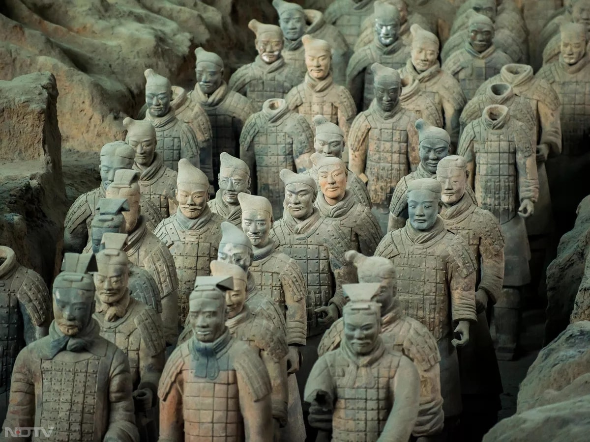 4. टेराकोटा आर्मी मास्टर चैंबर - चीन के शियान शहर में टेराकोटा आर्मी के आस-पास एक मुख्य दरवाजा है.