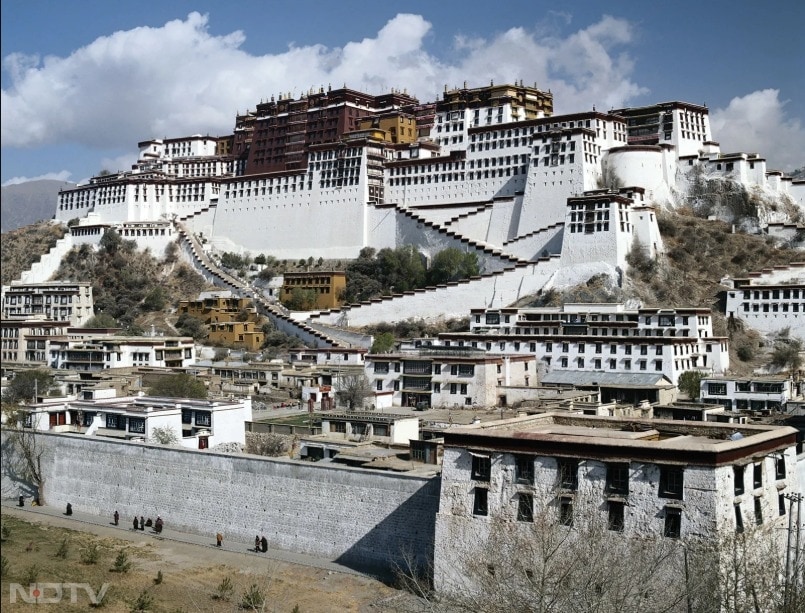 कहा जाता है कि यह दरवाज़ा प्राचीन ग्रंथों, ऊर्जा-स्थानों और आध्यात्मिक रहस्यों की ओर ले जाता है.