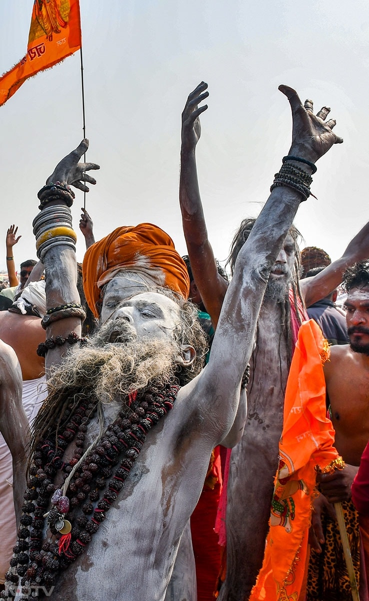 साधु-संतों का जमावड़ा तटों पर स्नान कर अनुष्ठानों में लीन दिख रहा है, तो वहीं कुछ ऐसे तपस्वी भी हैं, जो अपनी कठोर तपस्या से भगवान शिव को प्राप्त करने के लिए मेले का हिस्सा बने हैं.