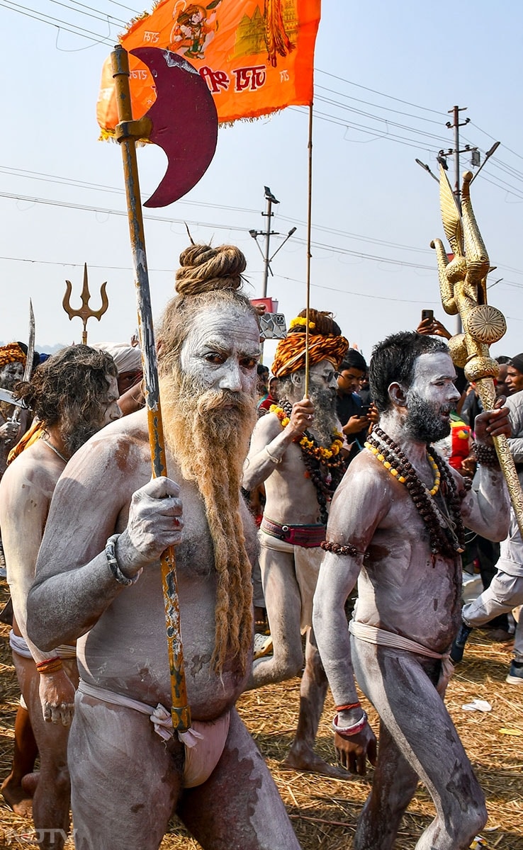 माघ मेले में अलग-अलग तरह के नागा साधु देखे जा रहे हैं. कोई शरीर पर भस्म और हाथों में धर्म ध्वजा लिए तो कोई सेंट वाले बाबा के नाम के फेमस है. ये नागा साधु श्रद्धालुओं के बीच आकर्षण का केंद्र बने हुए हैं.