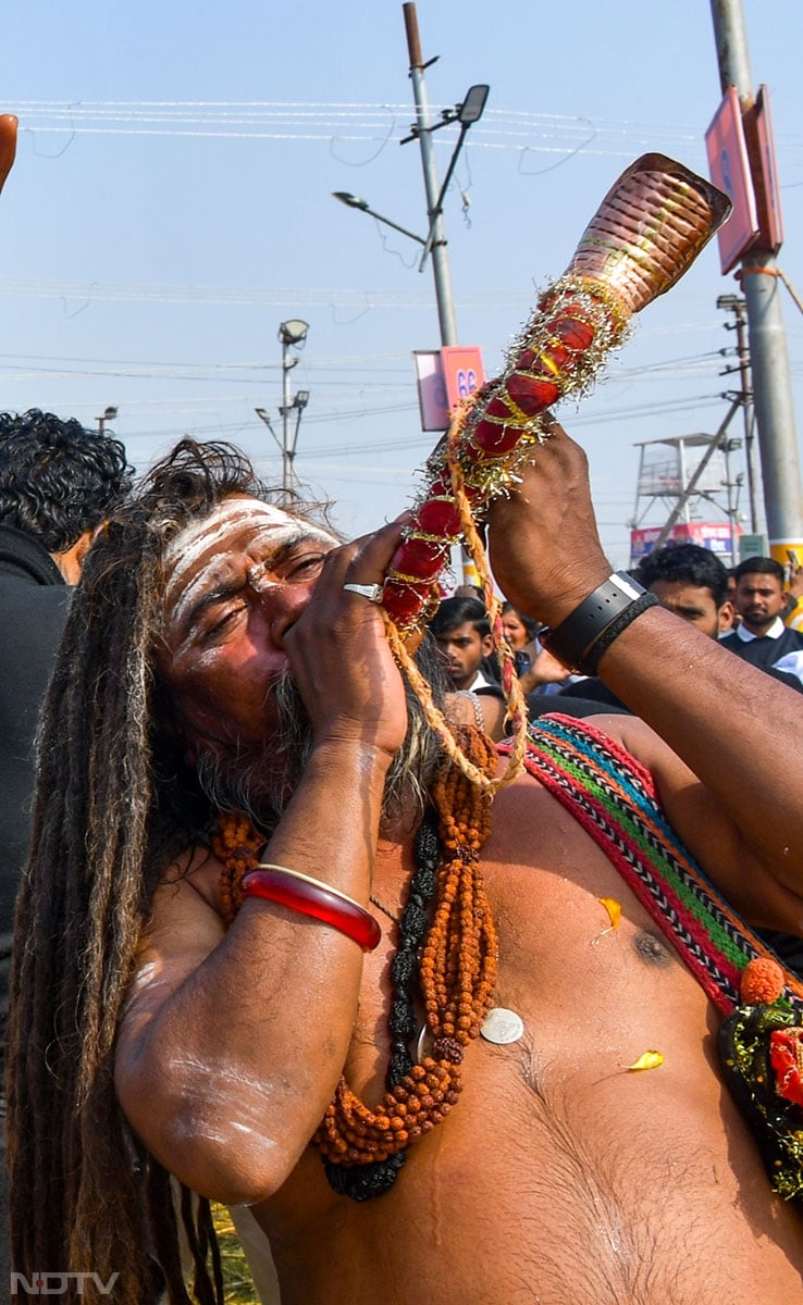 तन पर भस्म रमाए और ईश्वर की भक्ति में लीन ये नागा साधु अपनी ही धुन में मस्त माघ मेले का हिस्सा बन रहे हैं. इन्हें देखने के लिए भी श्रद्धालुओं की भीड़ उमड़ रही है.