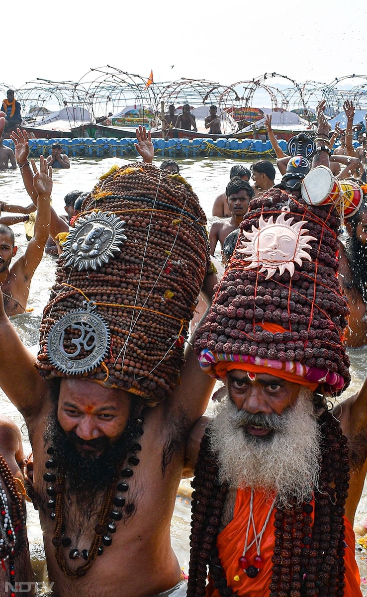 गले में रुद्राक्ष की माला तो बहुत देखी होंगी लेकिन माघ मेले में ऐसे नागा साधु भी पहुंचे हैं, जिन्होंने अपना सिर और जटाएं रुद्राक्ष की माला से पाटी हुई हैं.