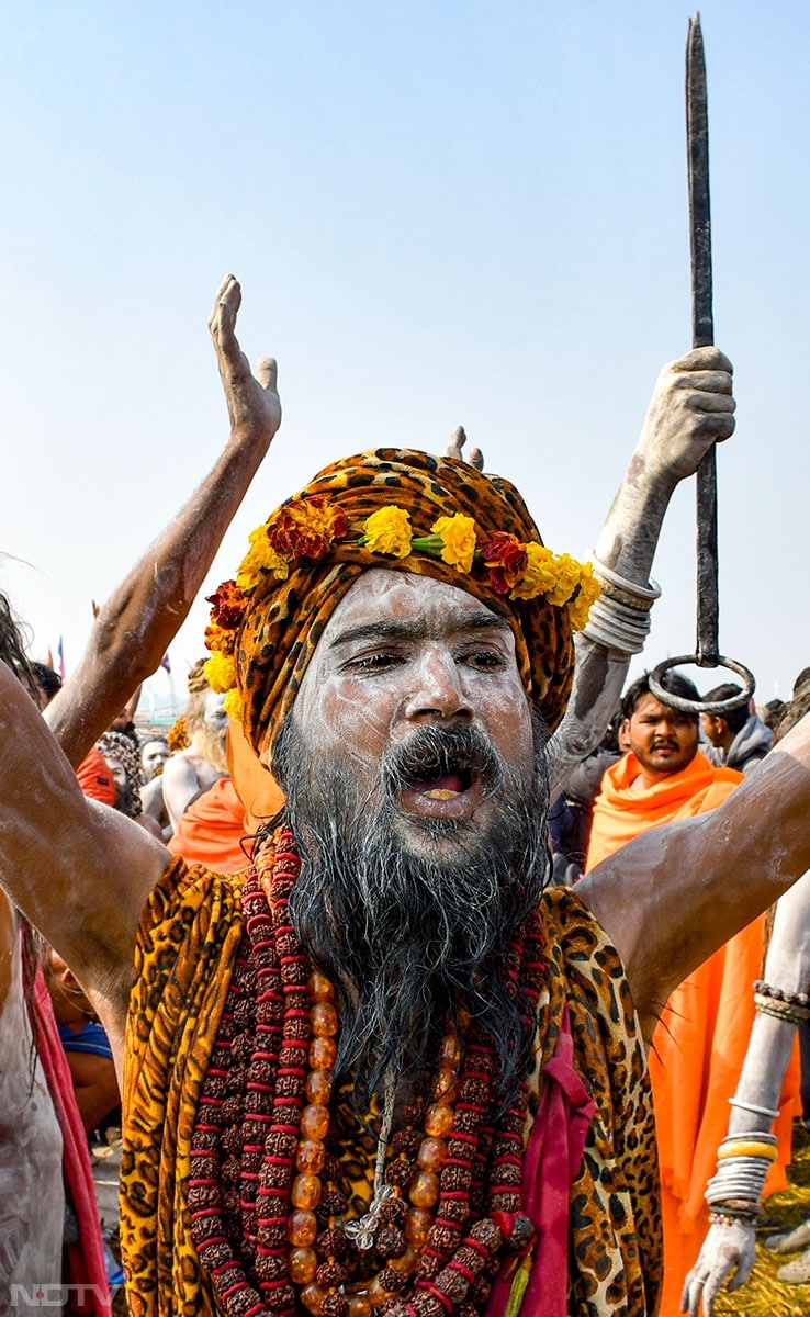 मंत्र, शस्त्र, शास्त्र, त्याग और वैराग्य यह उस जीवन पद्धति के मूल तत्व हैं जिनको नागा साधु अपनाते हैं. वे शैव हैं जो शिव की भक्ति और वैराग्य की शक्ति में लीन रहते हैं.