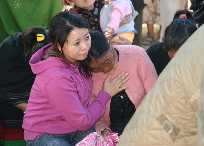 According to the police, he managed to speak to her during Diwali festivities at their apartment block in Munirka, South Delhi. On Saturday evening, he entered her room. His diary suggests that he expected Affy to respond favourably to his advances. When she tried to scream for help, he strangled her. He then held her face over the gas stove, hoping the burn marks would destroy the signs of strangling. <br />
<br />
Here, we see Affy's family mourning her loss. (NDTV Photo)