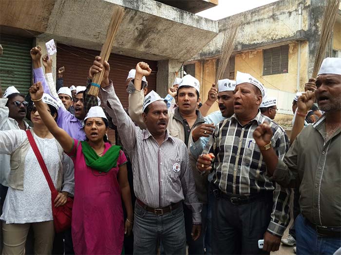 AAP in Nagpur has started it 'jhadu yatra' claiming the party is campaigning to clean and rid India of corruption. Nagpur's AAP volunteers on their jhadu yatra hope to repeat its performance in Delhi and make an impact on the national map with this Lok sabha election.