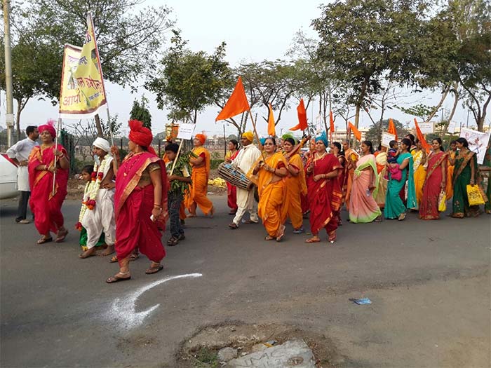 A cultural competition of bhajans (devotional songs) organised in Nagpur saw the contestants dress up in their traditional best, complete with the nine yard saree and nose-ring.