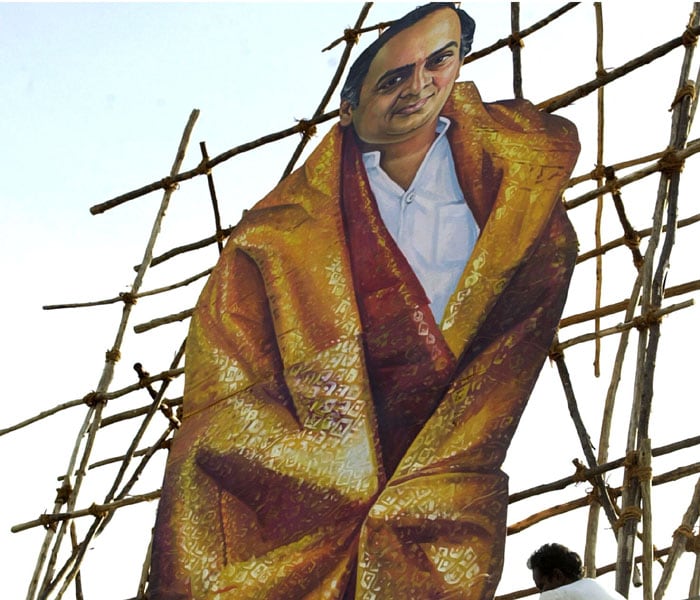 Congress party supporters set up a huge cut-out of slain prime minister Rajiv Gandhi in front of the Rajiv Gandhi memorial in Sriperumpudur, on May 20, 2004, on the eve of the 13th death anniversary of Rajiv Gandhi. (AFP Photo)