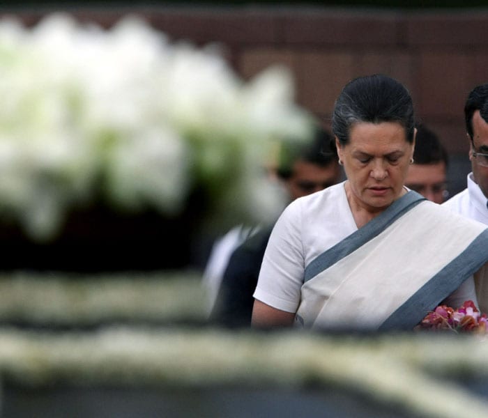 Sonia Gandhi pays tributes during a memorial ceremony for her late husband, former prime minister Rajiv Gandhi on May 21, 2008. (AFP Photo)