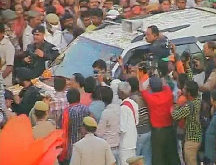 Narendra Modi Roadshow in Varanasi Draws Huge Crowds