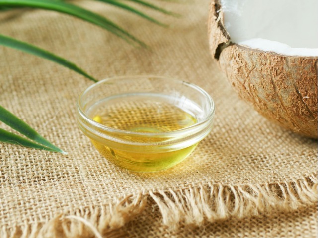 नारियल तेल हेयर पैक के फायदे