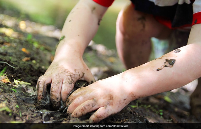 <p><b>How Do People Get Infected With Worms?</b></p><p>Worm infections result from poor sanitation and hygiene conditions, and are transmitted from contact with infected soil, contaminated drinking water and food that is not carefully washed and prepared.</p><p>Infected people who defecate in the open spread worm eggs in their faeces. Subsequently, the eggs contaminate the soil which further adulterate food and water, spreading the infection.</p>