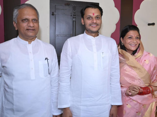 Yugendra Pawar: शरद पवार आणि सुप्रिया सुळेंच्या उपस्थितीत युगेंद्र पवारांनी दाखल केला उमेदवारी अर्ज Yugendra Pawar: शरद पवार आणि सुप्रिया सुळेंच्या उपस्थितीत युगेंद्र पवारांनी दाखल केला उमेदवारी अर्ज