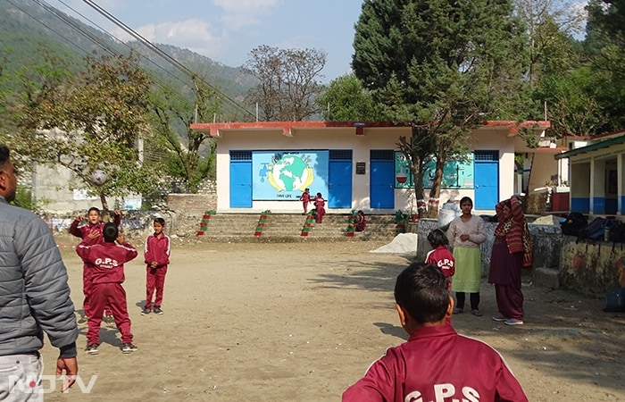 पिछले साल, विश्व पर्यावरण दिवस पर, डेटॉल ने उत्तराखंड में भारत का पहला जलवायु प्रतिरोधी स्कूल लॉन्च किया था, जिसका मकसद जलवायु परिवर्तन के बढ़ते संकट से निपटना था. स्कूल के नवीन सिंह और अनुष्का बनेगा स्वस्थ इंडिया सीजन 10 के फिनाले में शामिल हुए. उन्होंने कचरा प्रबंधन, हाथ की सफाई और जैव विविधता बचाने पर अपने विचार साझा किए.