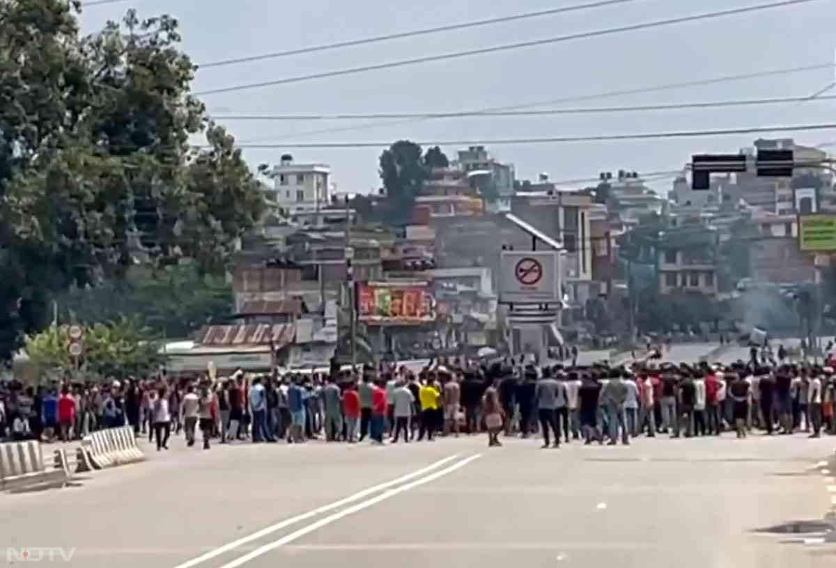 काठमांडू के कलंकी और बानेश्वर के साथ-साथ ललितपुर जिले के चापागांव-थेचो इलाके से भी प्रदर्शनों की खबरें आईं.