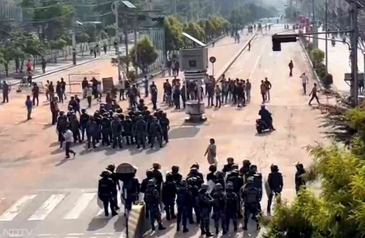 प्रदर्शनकारियों ने सार्वजनिक रूप से एकत्र होने पर लगे प्रतिबंधों दरकिनार कर ‘‘छात्रों को मत मारो'' जैसे नारे लगाए. प्रदर्शनकारियों में ज्यादातर छात्र शामिल हैं.