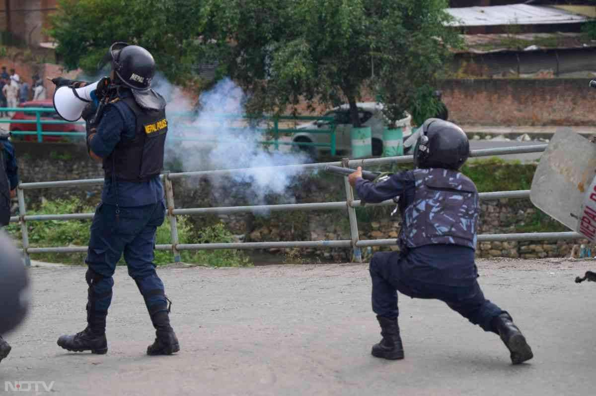 प्रदर्शनकारियों ने ललितपुर के खुमलतार स्थित पूर्व प्रधानमंत्री पुष्प कमल दाहाल ‘प्रचंड' के आवास पर तोड़फोड़ की. पूर्व प्रधानमंत्री शेर बहादुर देउबा के घर के सामने भी प्रदर्शन