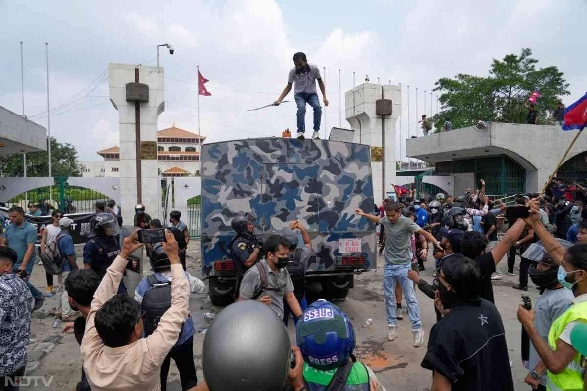 काठमांडू, ललितपुर और भक्तपुर जिलों में कर्फ्यू लागू कर दिया है. जिला प्रशासन कार्यालय ने राजधानी शहर में सुबह साढ़े आठ बजे से अगली सूचना तक कर्फ्यू की घोषणा की;