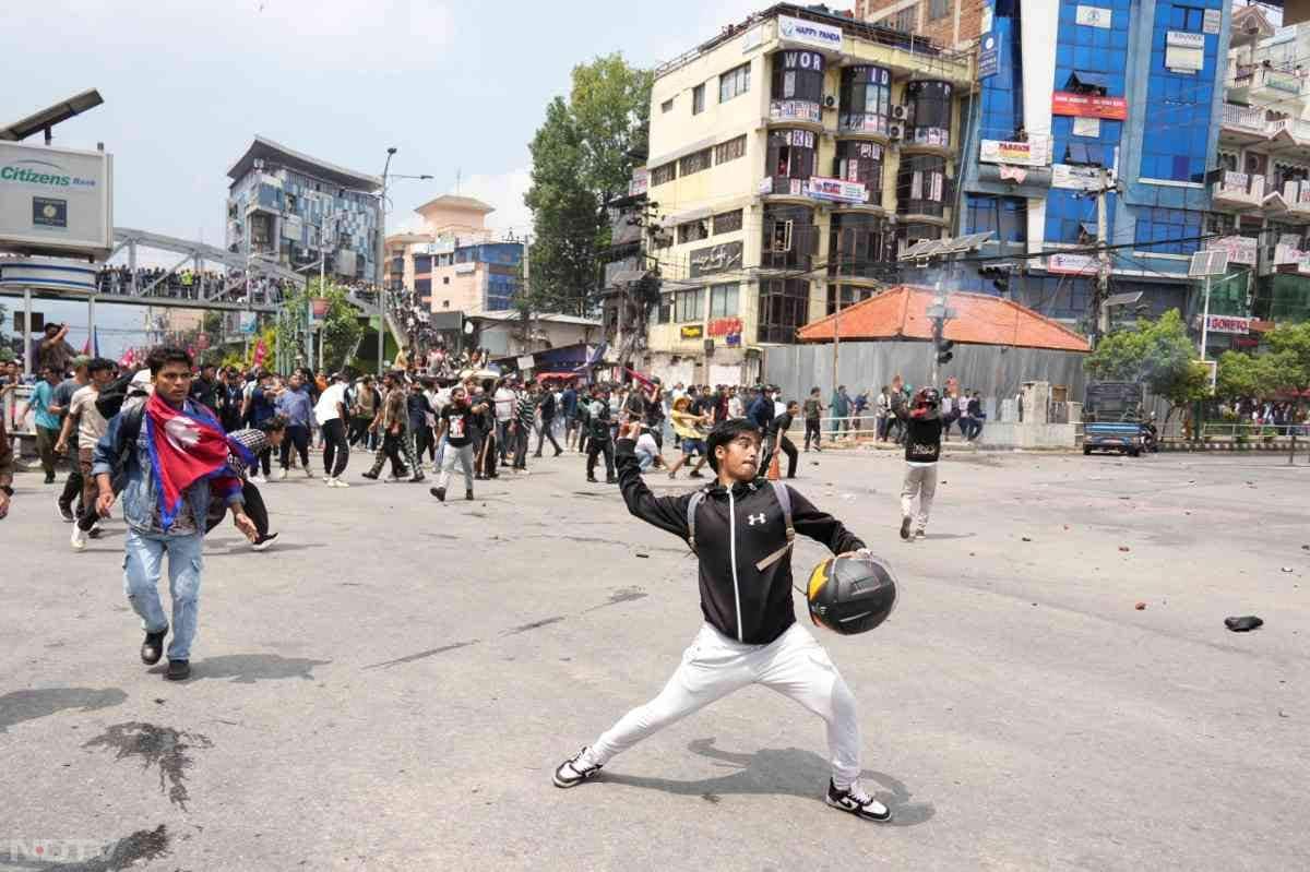 भक्तपुर जिला प्रशासन ने भी मध्यपुर थिमी, सूर्यबिनायक, चंगुनारायण और भक्तपुर नगर पालिकाओं में सुबह साढ़े आठ बजे से अगली सूचना तक प्रतिबंध लगा दिए.