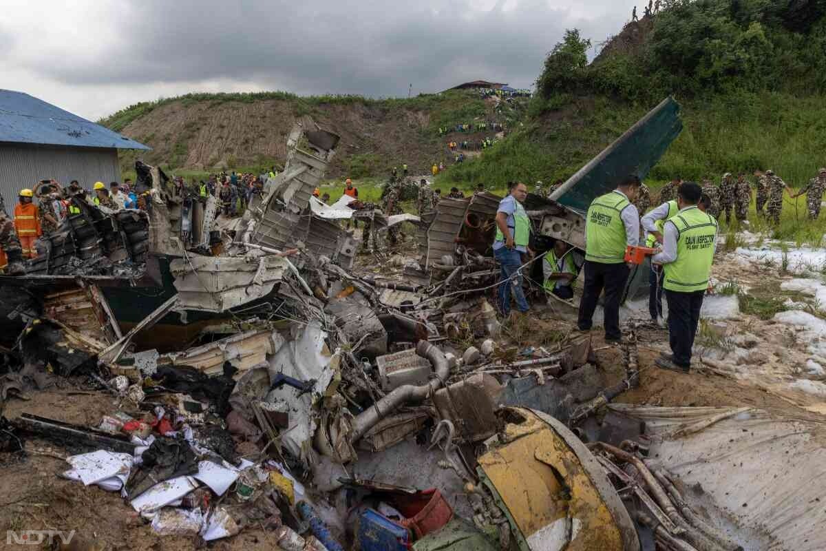 काठमांडू विमान हादसे के तुरंत बाद ही बचाव टीम राहत पहुंचाने के काम में जुट गई, मगर हादसे में 18 लोगों की मौत हो चुकी थी.