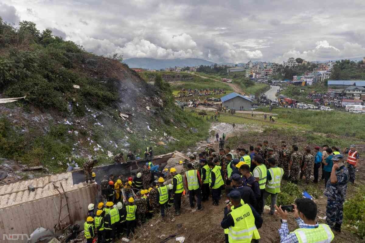 नेपाल नागरिक उड्डयन प्राधिकरण के अनुसार, दुर्घटनाग्रस्त विमान में सवार लोग इंजीनियर और तकनीशियन थे.