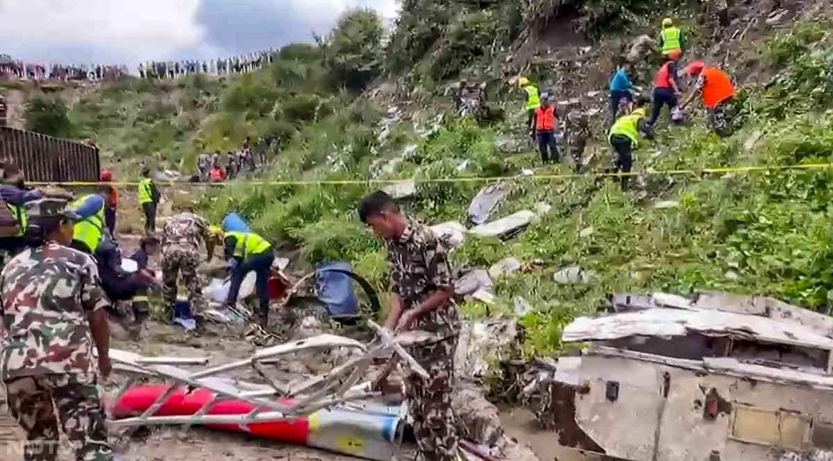 त्रिभुवन एयरपोर्ट के पास केवल एक ही रनवे है. ऐसे में हवाई यातायात को प्रबंधित करने में काफी परेशानियों का सामना करना पड़ता है.