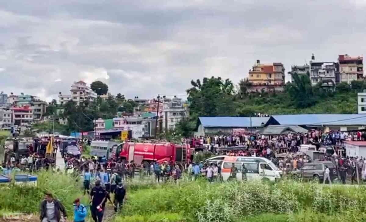 सौर्य एयरलाइंस का नेपाल का घरेलू विमान एन9एएमई नियमित रखरखाव कार्य के लिए पोखरा जा रहा था जब पूर्वाह्न 11 बजकर 11 मिनट पर यह हादसा हुआ.