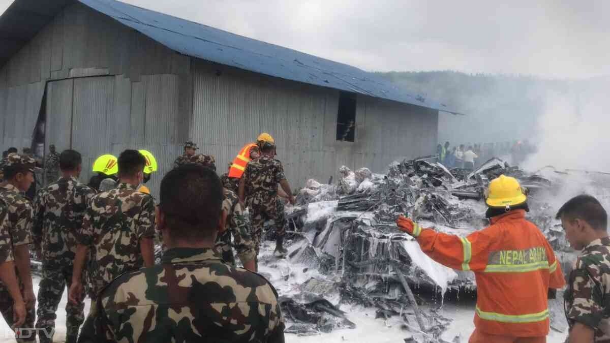 नेपाल के नागरिक उड्डयन निकाय के अनुसार, अगस्त 1955 में पहली दुर्घटना के बाद से देश में हवाई दुर्घटनाओं में 914 लोग मारे गए हैं.