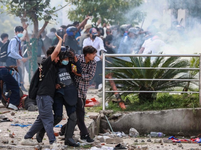 Nepal Protest: फेसबुक-यूट्यूब बैन से नेपाल के 'Gen-Z' में उबाल , तस्वीरों में देखें पूरा बवाल