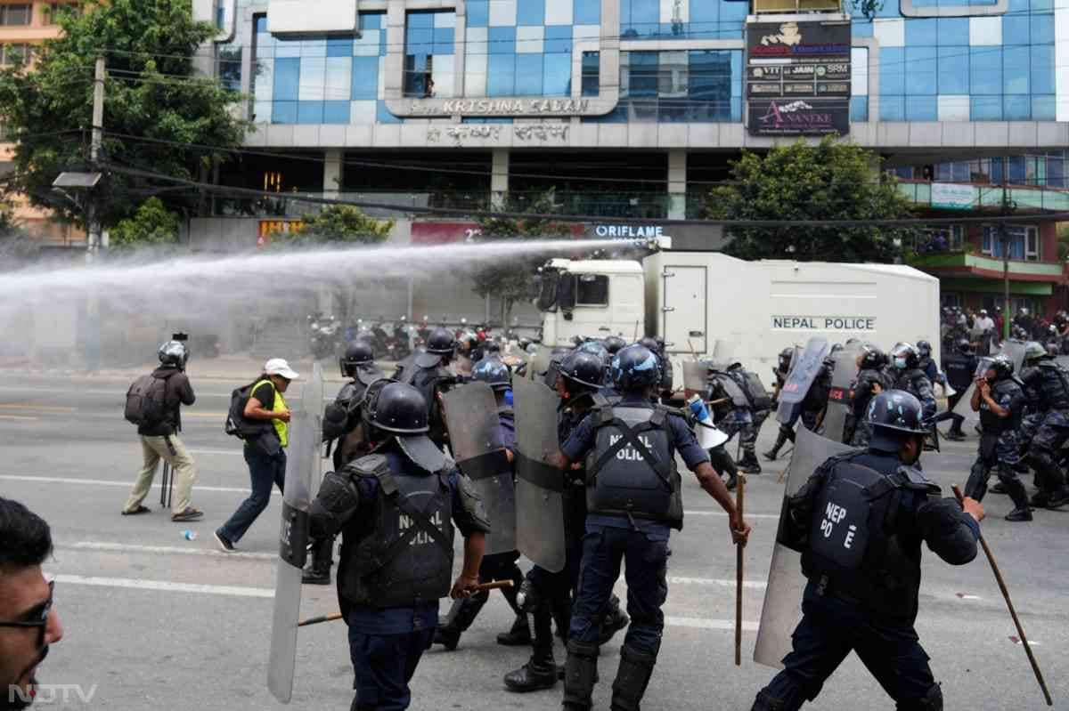 नेपाल सरकार ने कुछ दिन पहले फेसबुक, इंस्टाग्राम, व्‍हाट्सएप समेत कुल 26 सोशल मीडिया प्लेटफॉर्म्स पर बैन लगाने की घोषणा की थी.