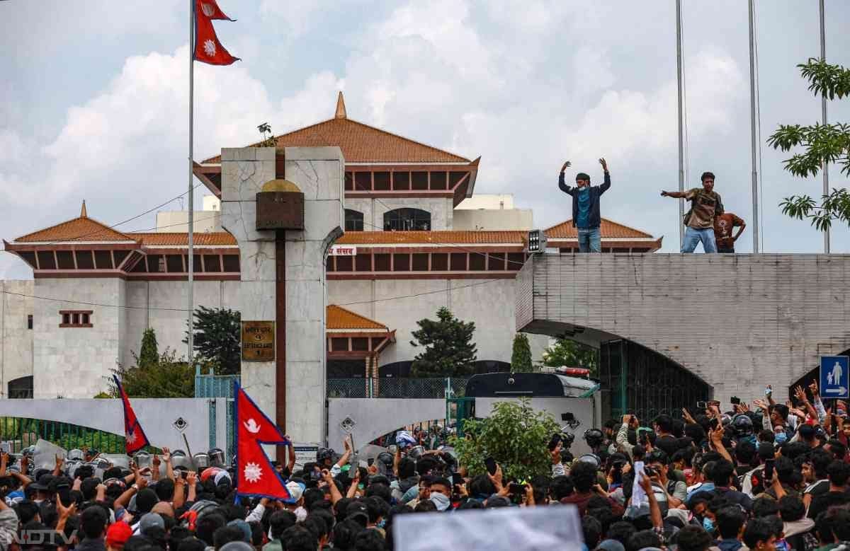 इस वजह से सुबह शुरू हुए प्रदर्शन के बाद से स्थिति कंट्रोल से बाहर हो गई.