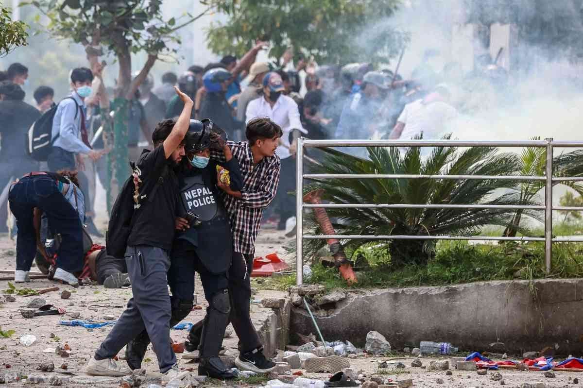 नेपाल में हो रहे इन प्रदर्शनों में अब तक 16 लोगों की मौत हो गई है.