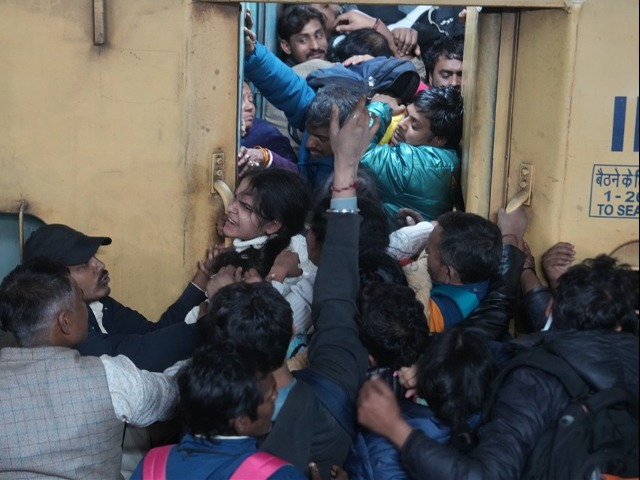 Delhi Stampede : 19 प्रवाशांच्या मृत्यूआधी दिल्ली रेल्वे स्थानकात काय होती स्थिती? थरकाप उडवणारे PHOTO