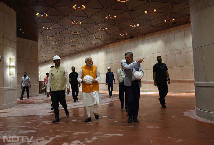 New Parliament Building: प्रधानमंत्री मोदी ने नए संसद भवन का किया दौरा, देखें तस्वीरें