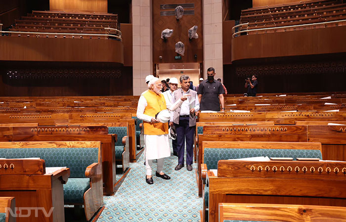 New Parliament Building: प्रधानमंत्री मोदी ने नए संसद भवन का किया दौरा, देखें तस्वीरें