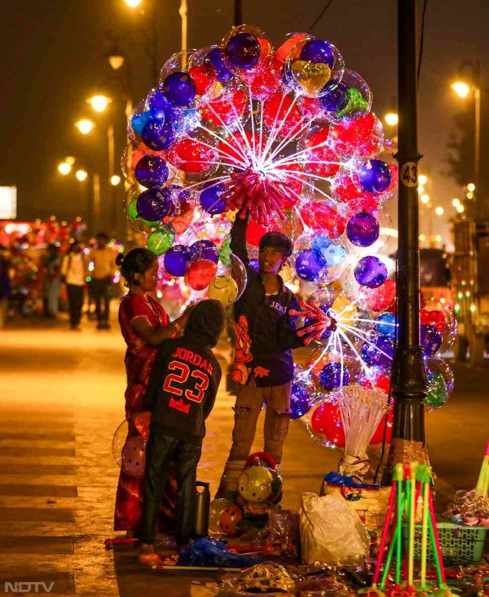 रोशनी से जगमगाते बैलून के रंगों ने हर किसी को अपनी ओर आकर्षित किया.