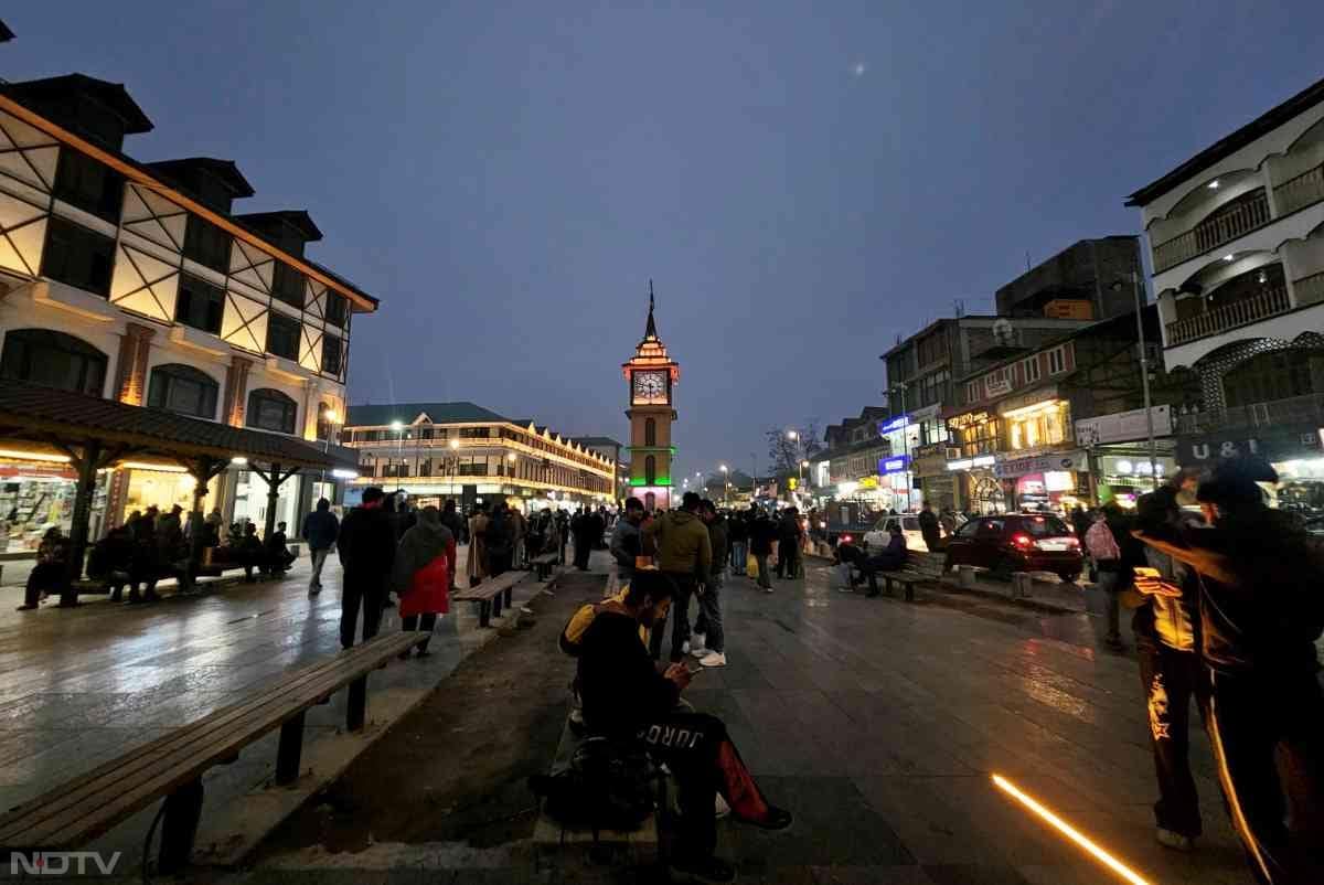 देश में कई लोगों ने नए साल को मनाने के लिए अलग-अलग शहरों को चुना.