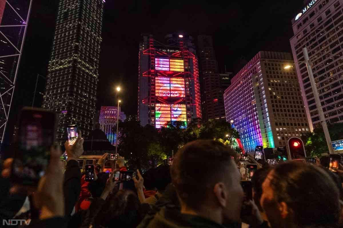 नए साल का जश्&zwj;न कई लोगों ने सड़कों पर मनाया. कई लोग सड़कों पर डांस करते नजर आए.