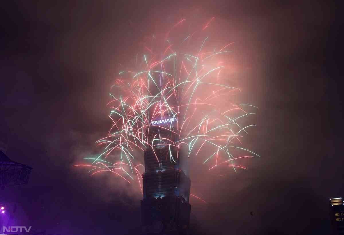 इस मौके पर जबरदस्&zwj;त आतिशबाजी ने हर किसी को रोमांचित कर दिया.