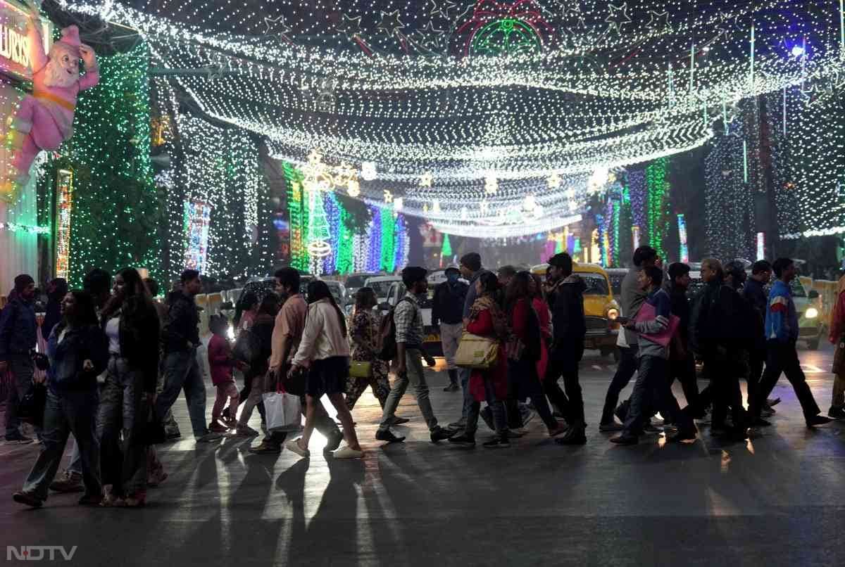 नए साल के मौके पर देश के विभिन्&zwj;न इलाकों में रोशनी की गई.