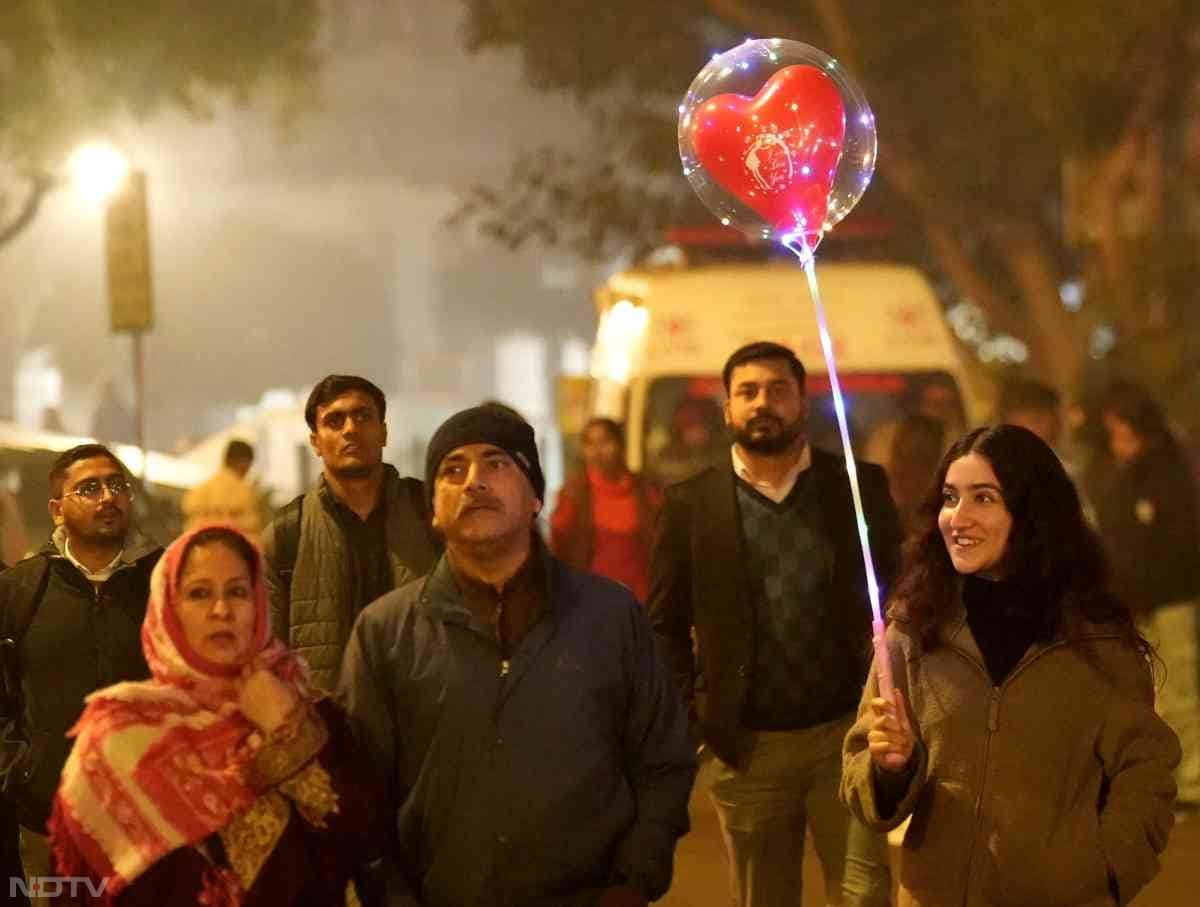 नए साल के मौके पर लोग अपने परिवार के साथ बाहर निकले.