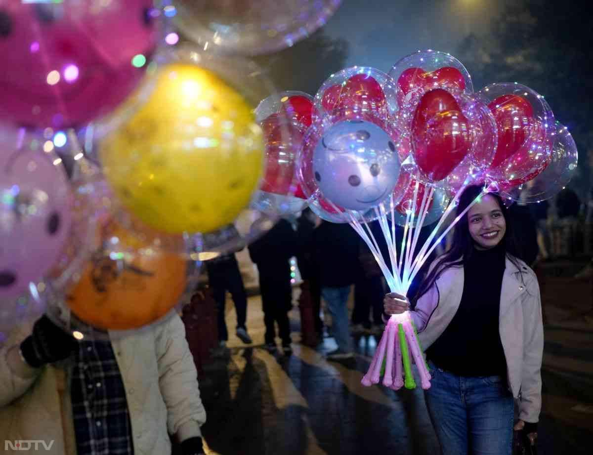 नए साल के मौके पर सबसे ज्&zwj;यादा उत्&zwj;साह युवाओं में दिखा. बड़ी संख्&zwj;या में युवा पार्टी के लिए अपने घरों से निकले.