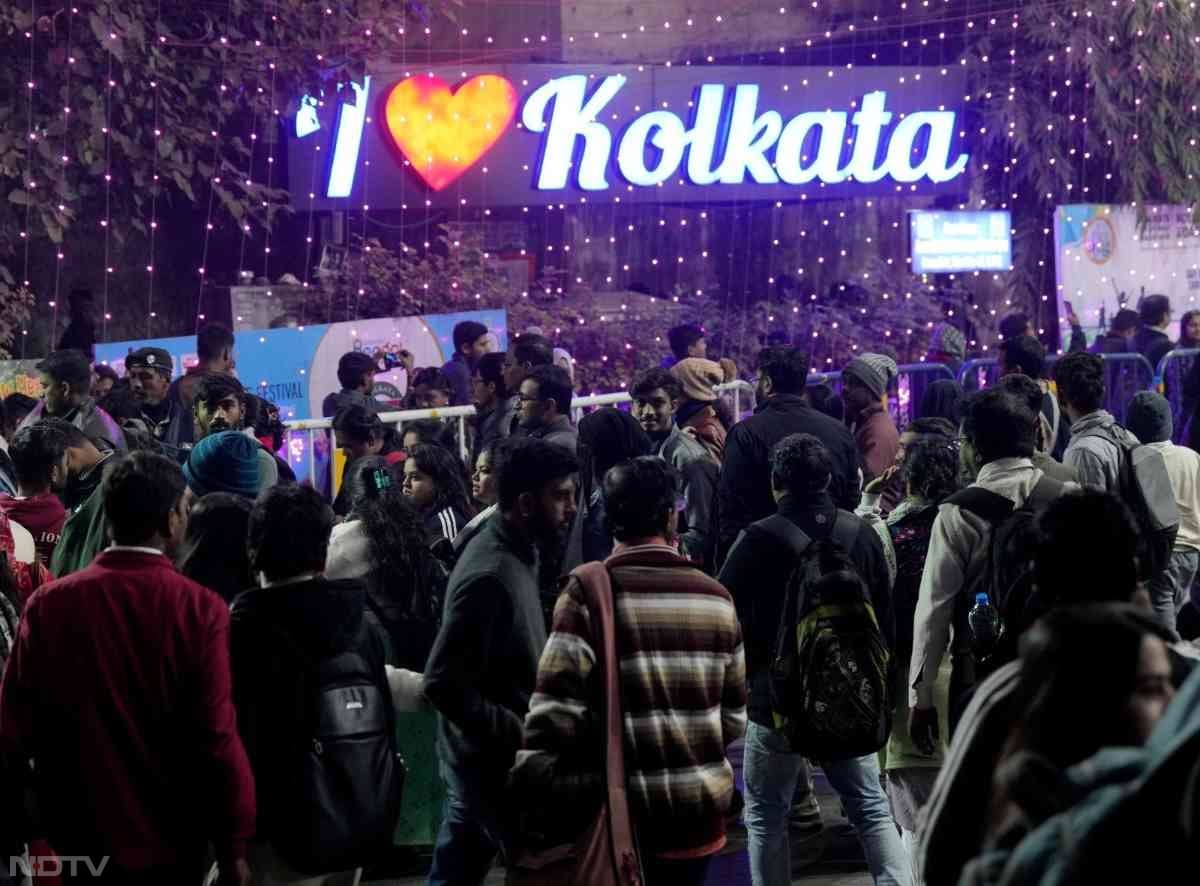 कोलकाता में हजारों की संख्&zwj;या में लोग अलग-अलग आयोजनों में जुटे.