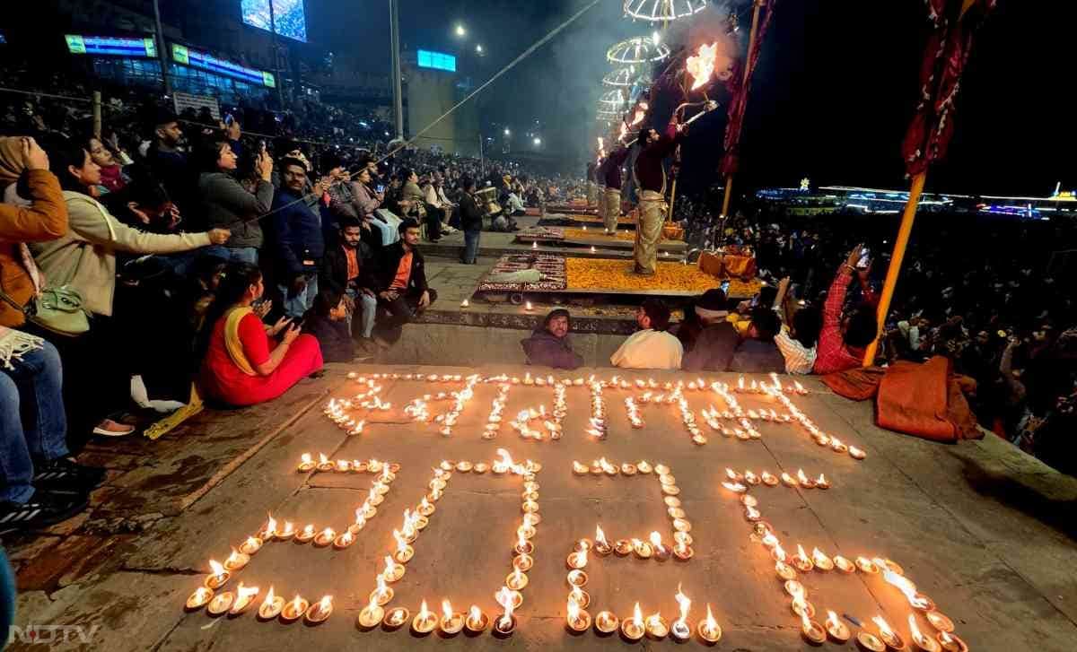 वाराणसी में दीपों से घाटों को सजाया गया और नए साल का स्&zwj;वागत किया गया.