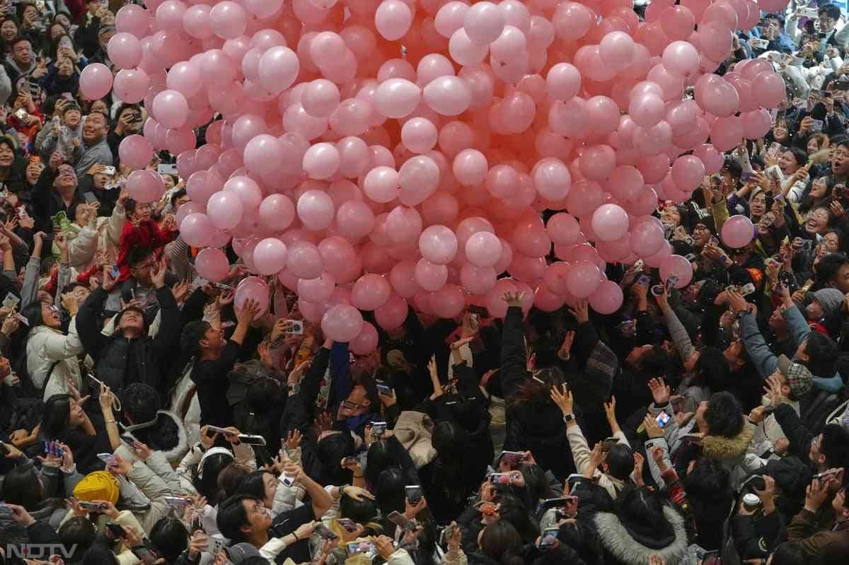 चीन में हजारों गुब्&zwj;बारों को आसमान में छोड़कर के नए साल का जश्&zwj;न मनाया गया.