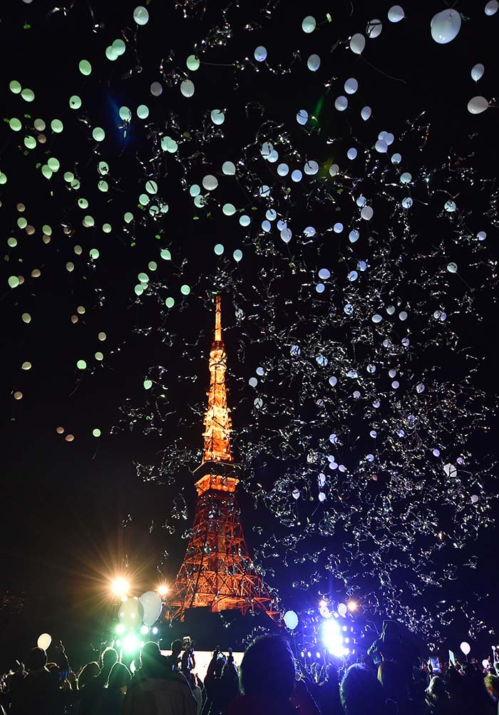 People release balloons to celebrate the New Year at the Prince Park Tower in Tokyo on January 1, 2016. More than 1,000 balloons were released, carrying with them new year wishes. (AFP Photo)