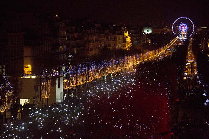 People gather on the Champs-Elysees avenue in Paris before celebrating the New Year in Paris on December 31. (AFP Photo)