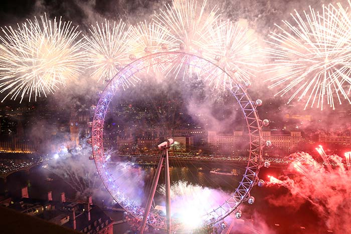 Fireworks explode around the London Eye during the New Year celebrations in central London just after midnight on January 1, 2016. (AFP Photo)